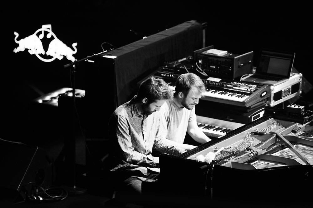 Nils Frahm et Jean Kapsa en concert au festival Villette Sonique à la Cité de la Musique - Philharmonie de Paris. Photo © Sarah Bastin.