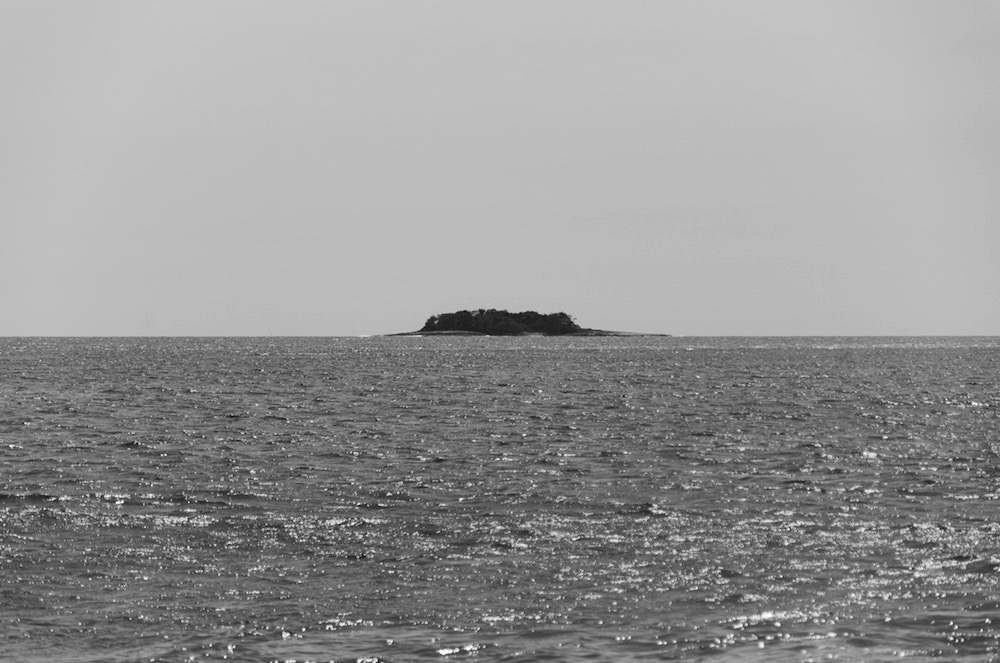 L’île de Corail, vue depuis l’île de Room.